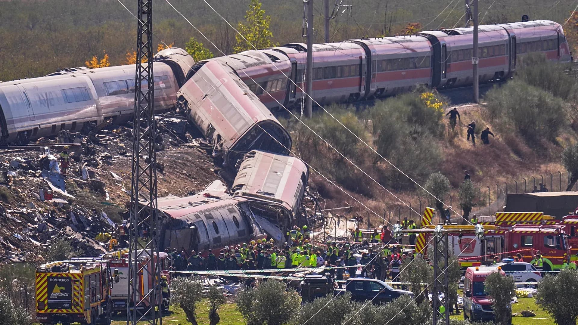 Acidente ferroviário em Espanha causa 68 mortos e levanta suspeitas sobre falhas na sinalização