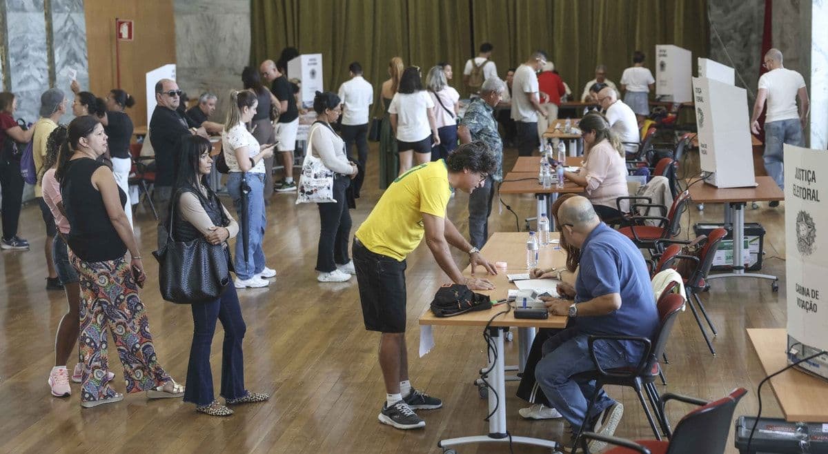 Eleições no Brasil: Lula e Flávio Bolsonaro avançam para segunda volta, projeta Datafolha