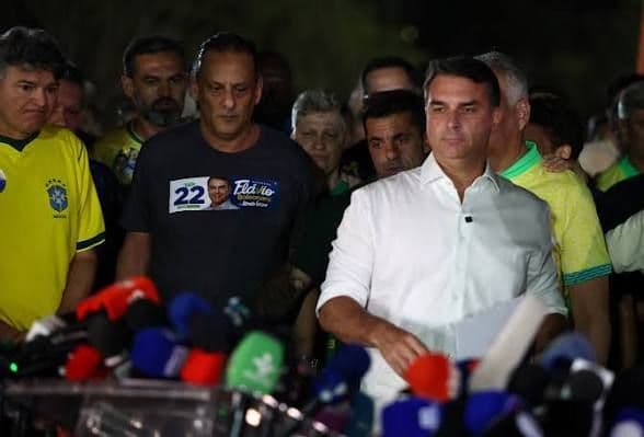 Flávio Bolsonaro contesta resultado eleitoral e promete pedir anulação da segunda volta