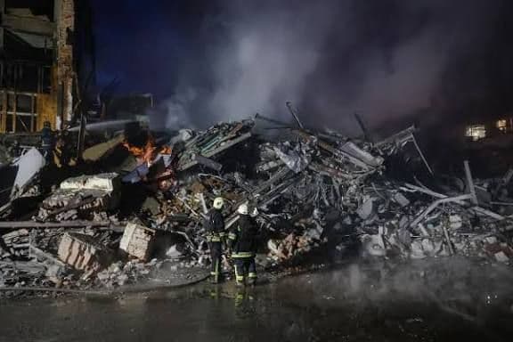 Ataques russos provocam oito mortos na Ucrânia e míssil entra no espaço aéreo da Polónia