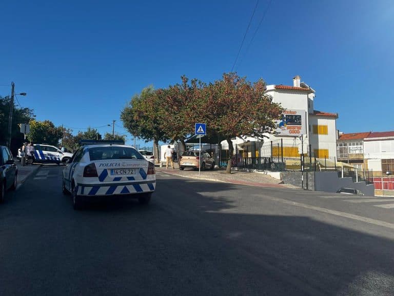 Criança morre esquecida dentro do carro da creche