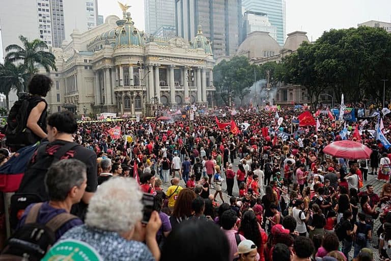"Não voto em quem vende o Brasil": milhares de estudantes em manifestação pró-Lula no Rio de Janeiro