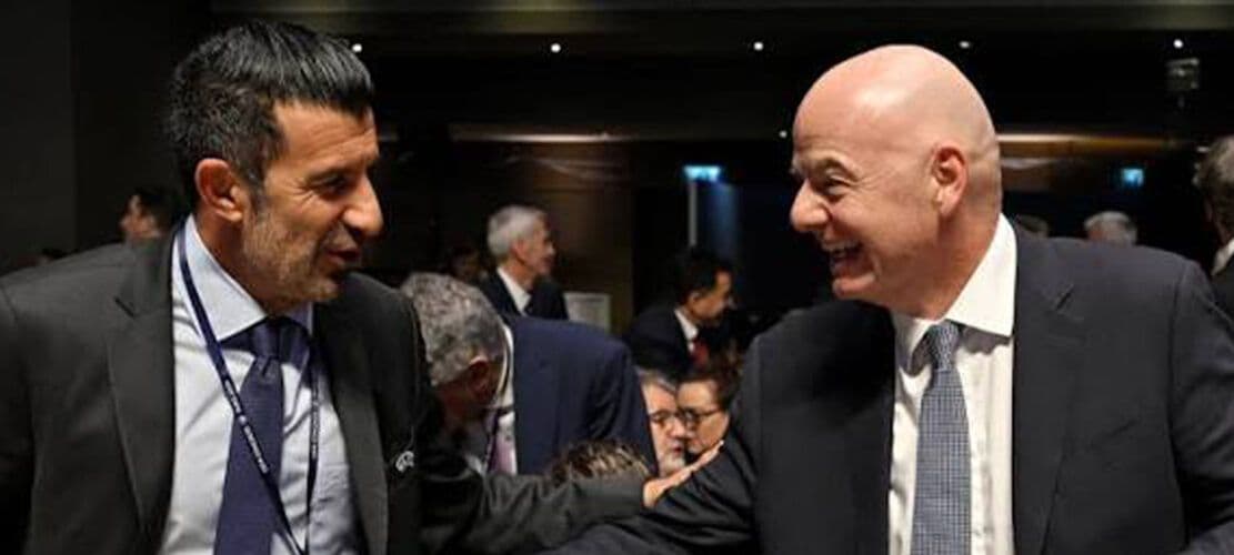Figo pede saída de Infantino e acusa presidente da FIFA de agir em benefício próprio