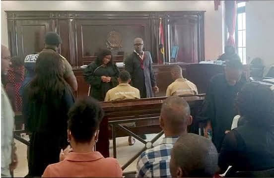 Tribunal de Luanda liberta dois arguidos e decisão gera contestação de familiares da vítima