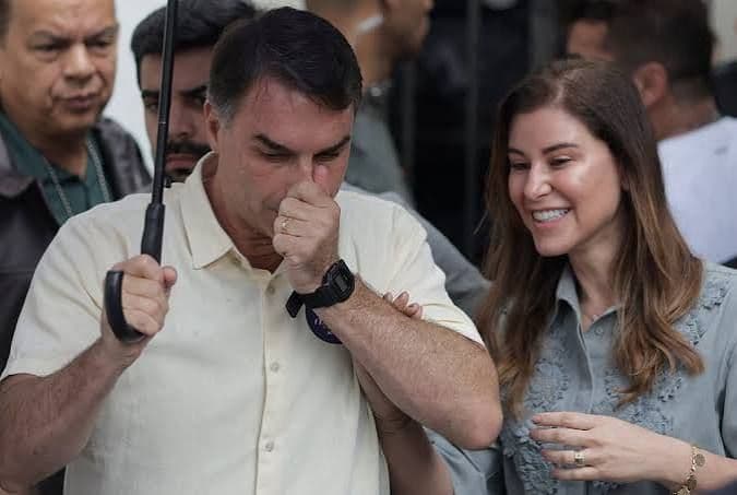 Polícia Federal investiga possível saída de Flávio Bolsonaro do Brasil pela Argentina