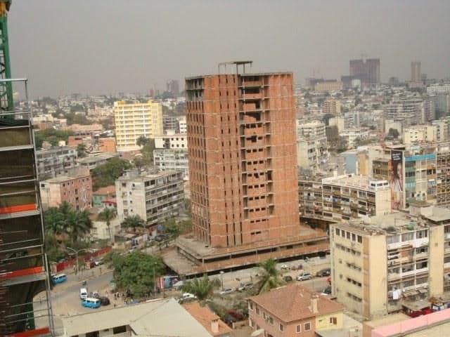 Prédio Maianga em Luanda demolido em breve