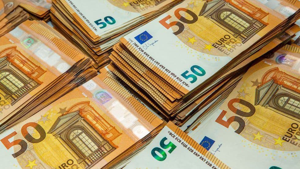 Euro mantém tendência de valorização e negoceia acima de 1,12 dólares