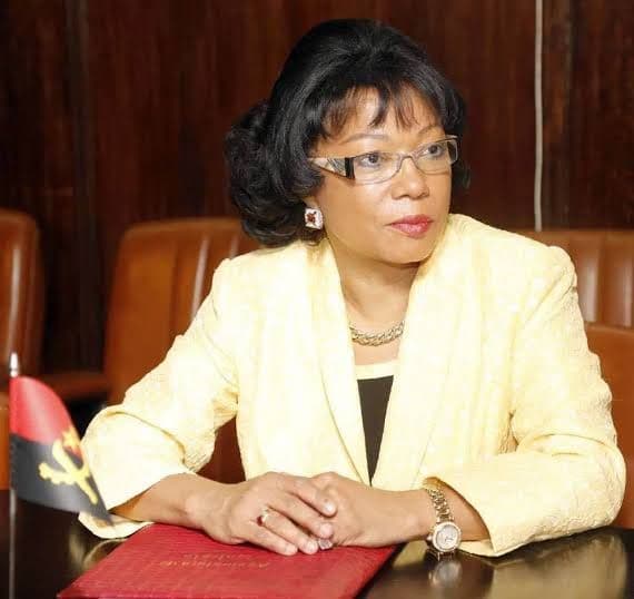 Maria Luísa Abrantes questiona contratos por ajuste directo atribuídos à Omatapalo