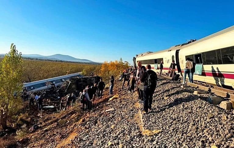 Colisão entre comboios de alta velocidade em Espanha deixa dezenhas de mortos em