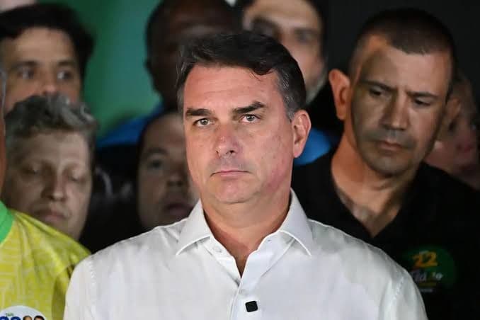 Moraes ordena entrega de passaportes de Flávio Bolsonaro e proíbe saída do Brasil